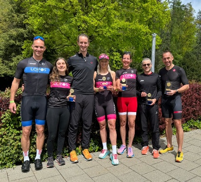 Die erfolgreichen VfL-Trias mit ihren Pokalen. Von links: Marcel, Jana, Oliver, Lilly, Elke, Stefan, Wolfgang. (Foto: Markus Grimm)