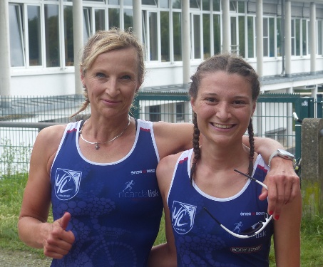 Lilly Zednikova (links) und Katja Wottle freuen sich über den gelungenen Saisonauftakt beim Ligawettkampf in Darmstadt. (Foto: Peter Mayerlen)