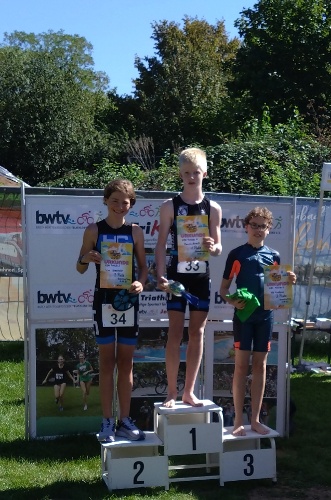 Marvin Strauß und Tim Drechsler auf Platz 1 und 2 bei der Siegerehrung der TriKids A. (Foto: Peter Mayerlen)