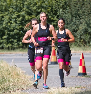 Die Frauen vom LOPOS-Team auf dem Weg zu Platz zwei in Erbach. Von links: Jana Remmele, Tabea Huber, Natalie Hartmann, es fehlt Vanessa Grau. (Foto: Tim Schlindwein)