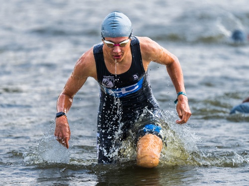 https://www.triathlon-vfl-waiblingen.de/content/igal/tim_beim_ausstieg_am_aichstrutsee-I29UK6-L-2175.jpg