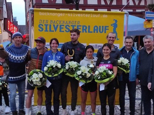 Siegerehrung Silvesterlauf Backnang mit Maximilian und Natalie (rechts außen).