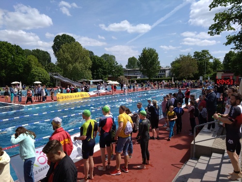 Viel los war heute im Waiblinger Freibad beim Schwimmabschnitt des 29. Waiblinger Triathlons. (Foto: Peter Mayerlen)