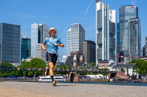 Jana beim HM vor der Skyline in Frankfurt