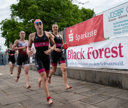 Vanessa Grau (vorn) und Tabea Huber vom LOPOS-Team nach dem Ausstieg in Karlsruhe. (Foto: Tim Schlindwein)