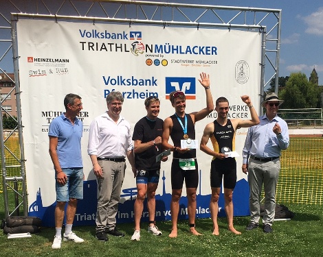Julian Großkopf (3. von links) bei der Siegerehrung. (Foto: Angelika Mertens)