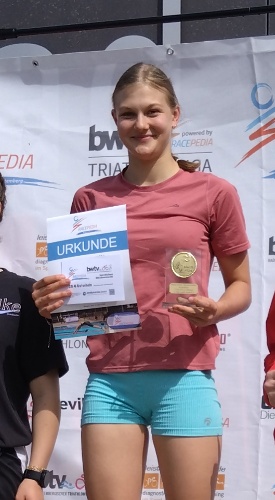 Elisa Kühn als strahlende Siegerin mit dem Pokal für den Landesmeistertitel (Foto: Peter Mayerlen)