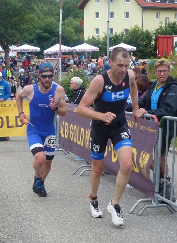 Ralph Müller (vorn, vor einem Starter des Schwarzwaldcups) war in Schluchsee schnellster Mastersathlet. (Foto: Peter Mayerlen)