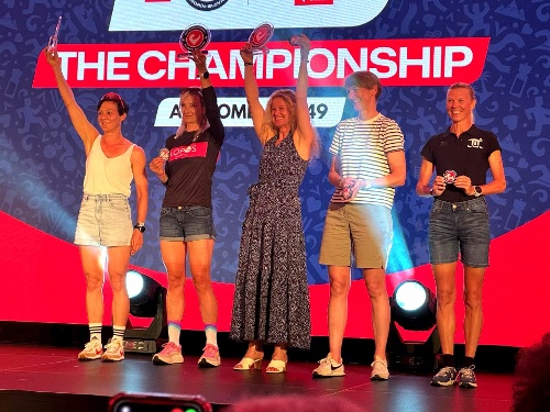Lilly(2.v.l.) bei der Siegerehrung v. The Championship (Foto/privat)