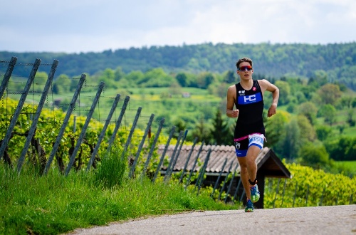 Tim Dahlhaus auf der Laufstrecke durch die Weinberge von Neckarsulm auf dem Weg zu Platz 10 in der Jugend A des RACEPEDIA-Cups. (Foto: Axel Schlindwein/BWTV)