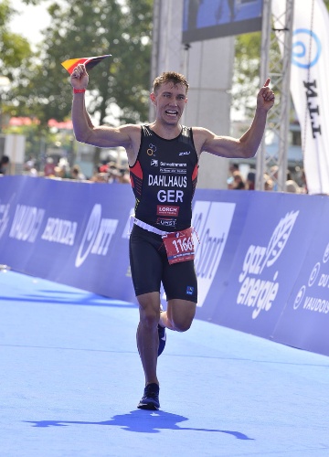 Kai jubelt beim Zieleinlauf in Lausanne. (Foto: FinisherPix)